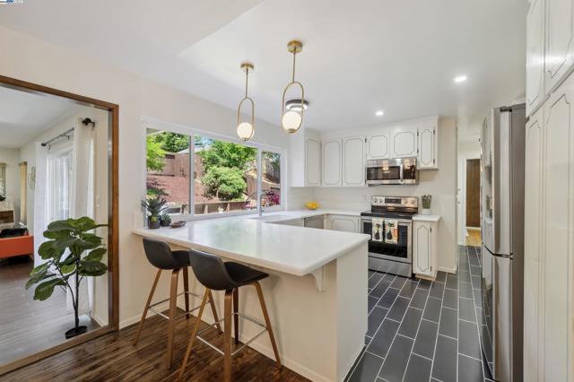 7606 Desertwood Ln, Pleasanton CA: https://media.crmls.org/mediaz/a7028f53-27cb-408e-a813-4acf0fc7db68.jpg