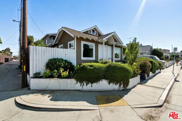 3712 E 10th Street, Long Beach CA: https://media.crmls.org/mediaz/a7029a71-285f-48e7-98e2-ecc578af07a5.jpg