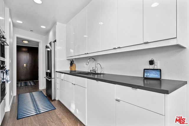 200 N Swall Drive, Beverly Hills CA: https://media.crmls.org/mediaz/a7030b6c-9e7b-4e1c-b1fa-fc28a6c666aa.jpg