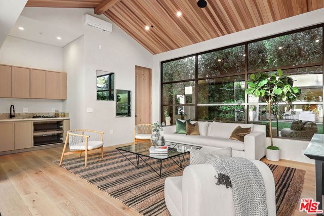 4445 Van Noord Avenue, Studio City CA: https://media.crmls.org/mediaz/a7031be4-0f5c-456e-89a7-79989fe89e9a.jpg