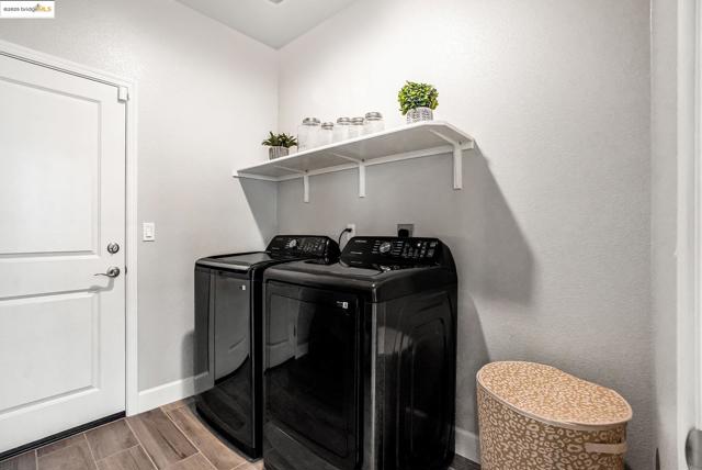 102 Coral St, Brentwood CA: https://media.crmls.org/mediaz/a704c3b2-16b0-454e-a0d3-afd0a4c228d8.jpg