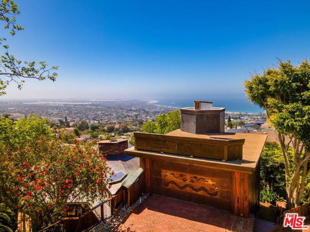 440 Mariposa Drive, Ventura CA: https://media.crmls.org/mediaz/a704d79b-e828-4e61-a91d-1dd112bc53bd.jpg