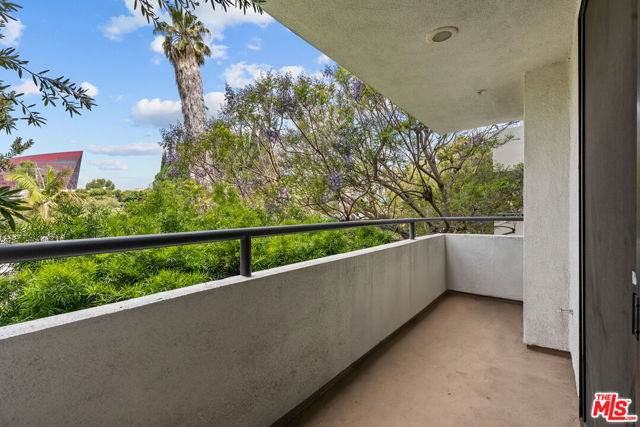 656 West Knoll Drive, West Hollywood, California 90069, 2 Bedrooms Bedrooms, ,2 BathroomsBathrooms,Condominium,For Sale,West Knoll,24399029
