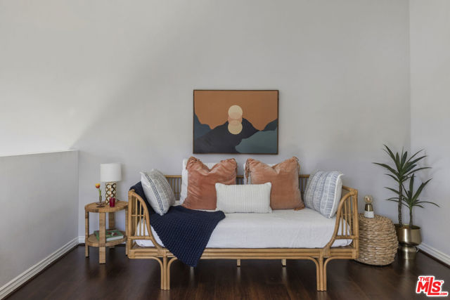 4211 Arch Drive, Studio City CA: https://media.crmls.org/mediaz/a7065426-e8eb-4eb9-90bf-ee7ef96bba3d.jpg
