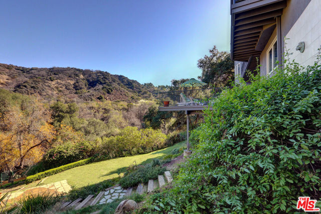 3636 Camino De La Cumbre, Sherman Oaks CA: https://media.crmls.org/mediaz/a7077386-5e2e-4809-b06d-ef98f55ed581.jpg