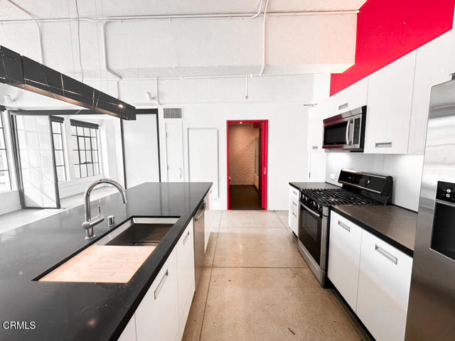 746 S Los Angeles Street, Los Angeles CA: https://media.crmls.org/mediaz/a7079907-0e3c-43da-99b6-ce2caed3a23f.jpg