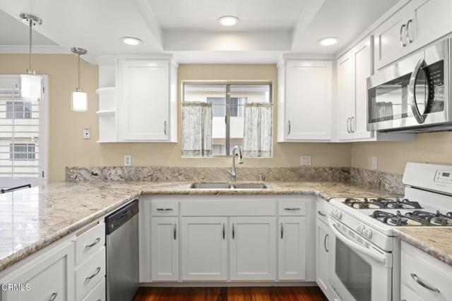 691 County Square Drive, Ventura CA: https://media.crmls.org/mediaz/a708ca71-393f-41f2-820d-40d56e66418e.jpg