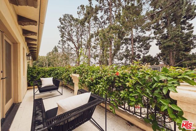 223 24th Street, Santa Monica CA: https://media.crmls.org/mediaz/a708cc74-1ab2-4062-82ad-d4258549ef6d.jpg