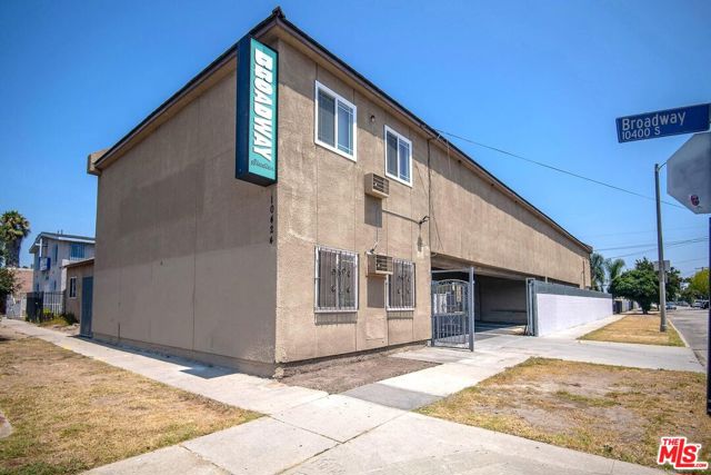 241 W 105th Street, Los Angeles CA: https://media.crmls.org/mediaz/a708da08-216a-46a0-9c01-b396ae6299b8.jpg