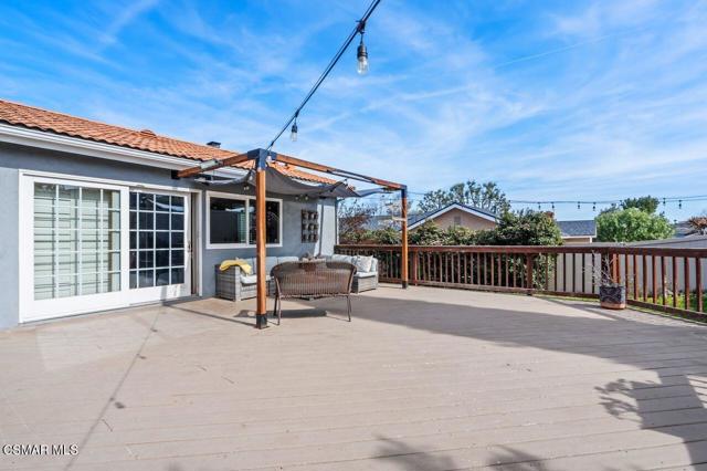 1076 Calle Contento, Thousand Oaks CA: https://media.crmls.org/mediaz/a70af7ee-6b2a-47d7-bf4b-6eeb34814dcb.jpg