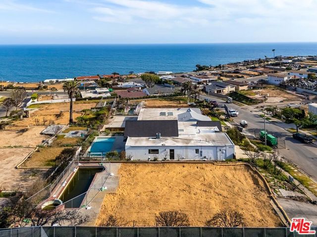3808 Castlerock Road, Malibu CA: https://media.crmls.org/mediaz/a70c1832-7e5a-4b1f-b14d-136159881599.jpg