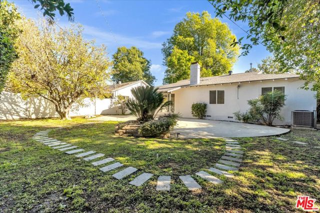 6649 Whitman Avenue, Lake Balboa CA: https://media.crmls.org/mediaz/a70cc1e6-0868-4cee-b50c-311652fca12d.jpg