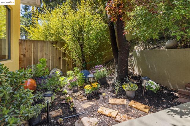 1015 Grand View Dr, Berkeley CA: https://media.crmls.org/mediaz/a70cf039-ec76-47af-8da4-56609dbc0baa.jpg