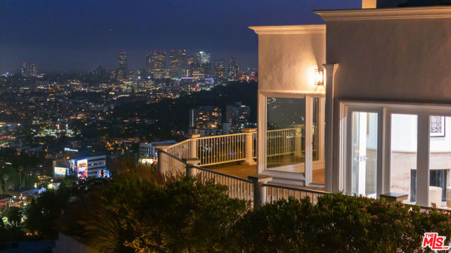 8527 Hedges Way, Los Angeles CA: https://media.crmls.org/mediaz/a70d0aed-59aa-4698-a22a-682b49da8b96.jpg
