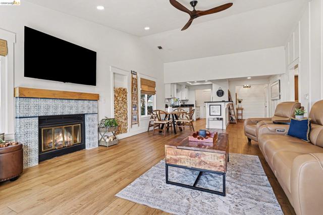 1550 Trawler St, Discovery Bay CA: https://media.crmls.org/mediaz/a70ea250-125d-4d64-bd8e-9c27faae2505.jpg