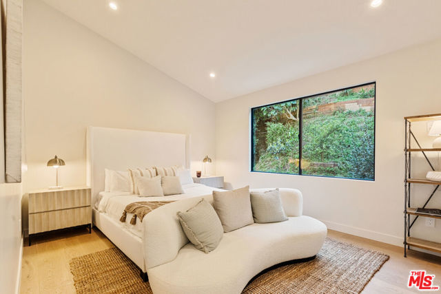 1401 N Bundy Drive, Los Angeles CA: https://media.crmls.org/mediaz/a70f0053-f95b-4752-ad5d-6eb0ff14660a.jpg