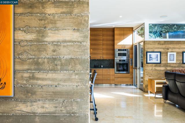 2 Crane Ct, Orinda CA: https://media.crmls.org/mediaz/a70fb7d8-fffa-4192-b364-dbb59aea0c35.jpg