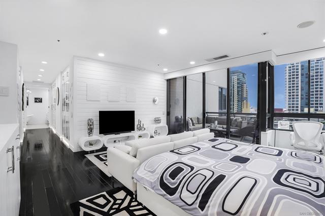700 Front St, San Diego CA: https://media.crmls.org/mediaz/a7110194-7511-4ae3-8b5c-0df071520f7a.jpg