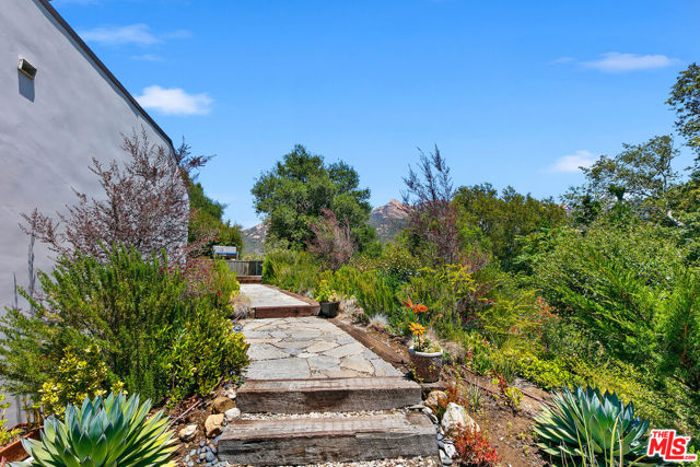 25813 Dark Creek Road, Calabasas CA: https://media.crmls.org/mediaz/a71139eb-dc55-4078-930e-3d136cce8f5e.jpg