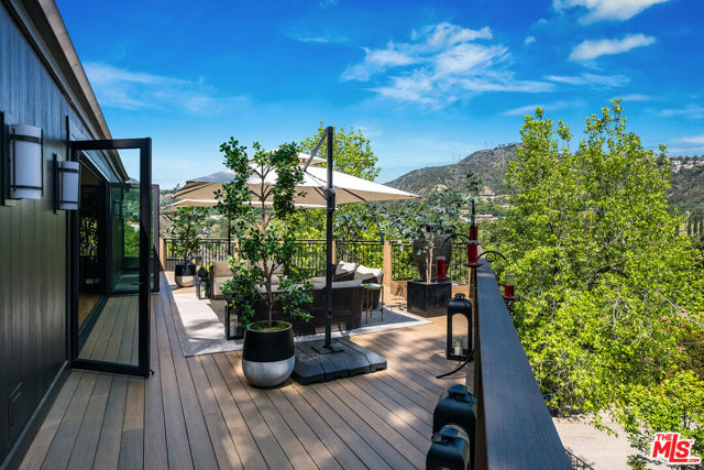 3000 Cornwall Drive, Glendale CA: https://media.crmls.org/mediaz/a7115316-2a2e-4df9-8e9d-063b64c15dd7.jpg