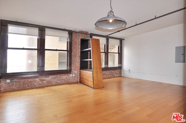 460 S Spring Street, Los Angeles CA: https://media.crmls.org/mediaz/a71177a9-342d-43fb-bcf5-11705523e2a6.jpg