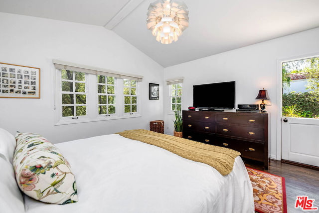 4150 Elmer Avenue, Studio City CA: https://media.crmls.org/mediaz/a71253c7-39f0-44f8-9eac-616c3c948b89.jpg