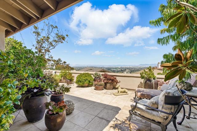 2885 Caminito Merion, La Jolla CA: https://media.crmls.org/mediaz/a7140bfc-d079-4a93-99f4-ef2877987323.jpg