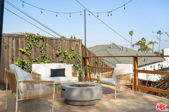 4405 Springdale Drive, Los Angeles CA: https://media.crmls.org/mediaz/a7143cae-b002-4339-b482-dfb9b336f6f1.jpg