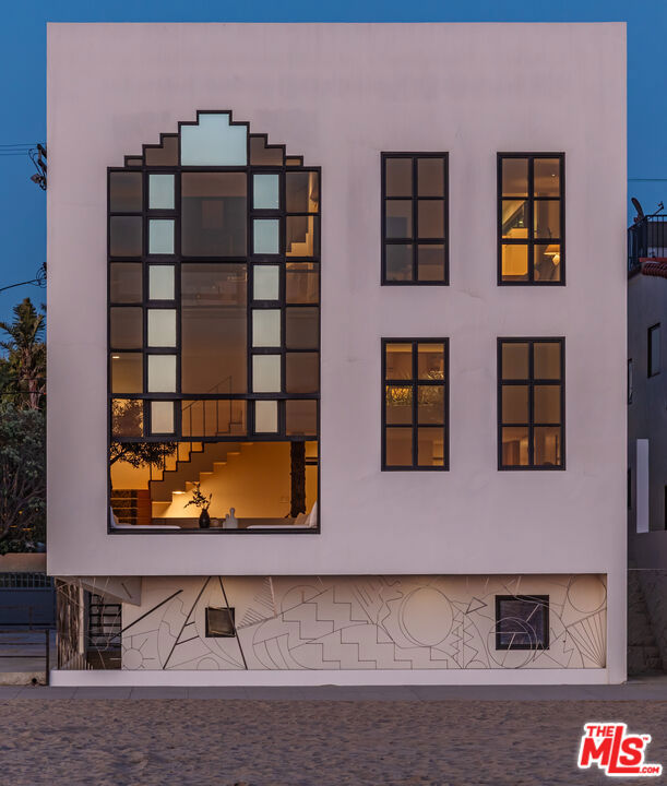 https://media.crmls.org/mediaz/a71495a6-72d2-4621-a08a-fd426395ab37.jpg?preset=X-Large