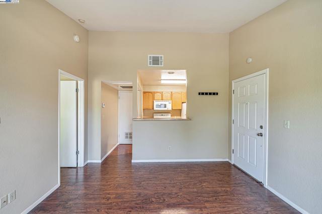 275 Reflections Dr, San Ramon CA: https://media.crmls.org/mediaz/a7169f64-a29b-4248-8f4d-d5eb0fc36fa2.jpg