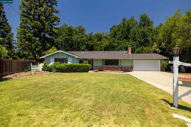 18 Garden Estates Ct, Alamo CA: https://media.crmls.org/mediaz/a7173072-f927-4501-9db5-3eb1d43a5d06.jpg