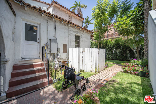 602 N Crescent Drive, Beverly Hills CA: https://media.crmls.org/mediaz/a717bacc-2fdf-4cb8-82cb-063f26557842.jpg