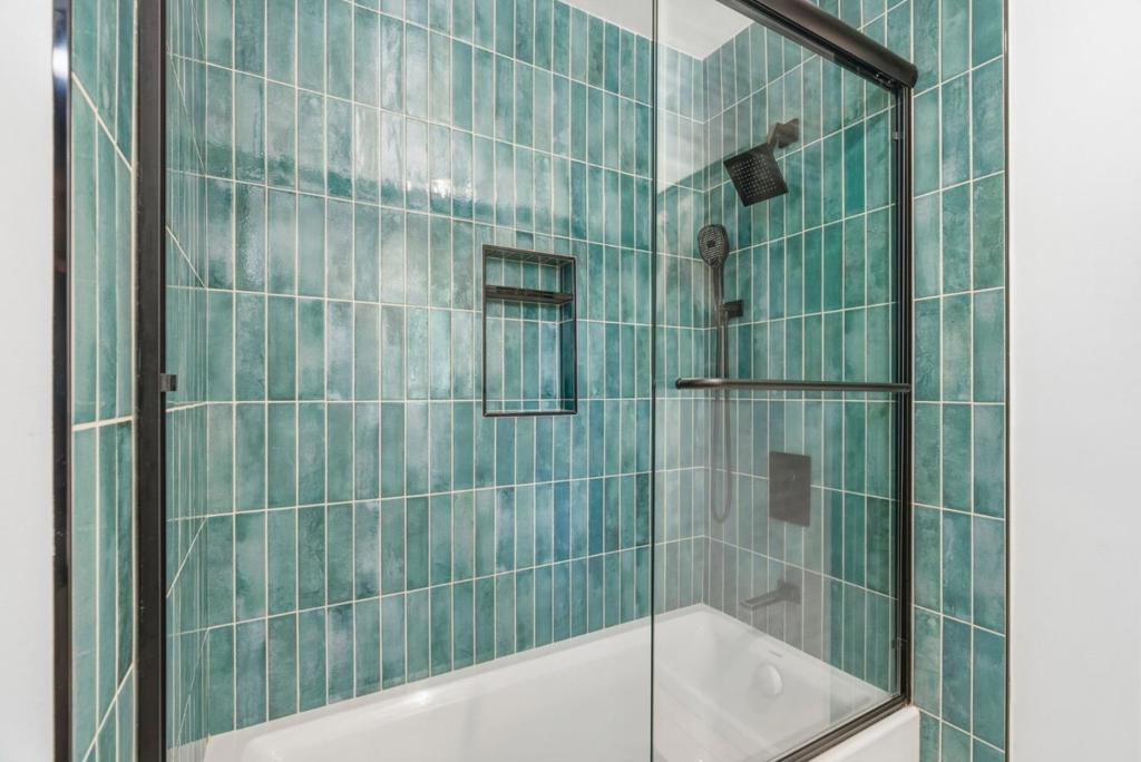 https://media.crmls.org/mediaz/a717cb71-378d-4c13-a3cc-0a54d889fe90.jpg?preset=X-Large