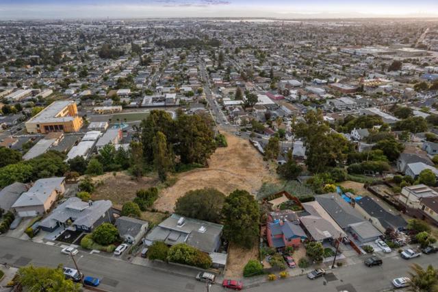 2950 Cumberland Way, Oakland CA: https://media.crmls.org/mediaz/a7183dca-5e49-43b2-a426-67b88fefe984.jpg
