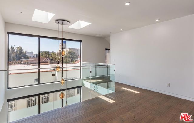 458 S Sycamore Avenue, Los Angeles CA: https://media.crmls.org/mediaz/a718e0fa-4a41-4ad0-8da7-4725a5ece96f.jpg