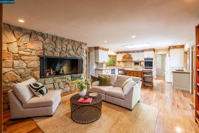 71 Silverwood Dr, Lafayette CA: https://media.crmls.org/mediaz/a71a36b2-9ca9-438d-b10a-b1116cc2b9b9.jpg