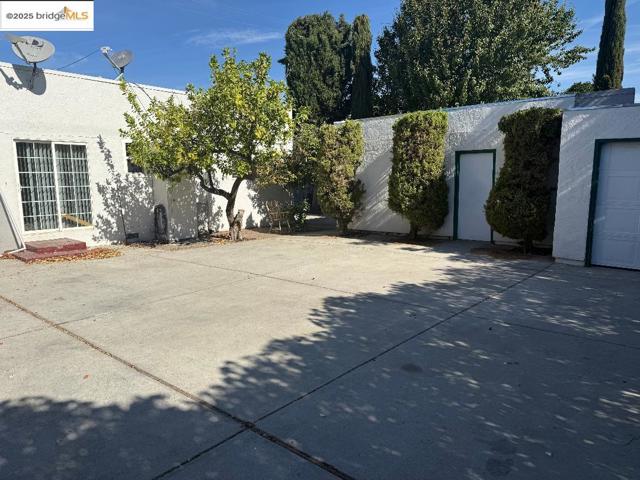 1329 Columbia St, Pittsburg CA: https://media.crmls.org/mediaz/a71a432e-ffee-4646-b141-4b0e7c742021.jpg