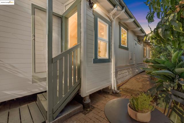 350 Henry St, Oakland CA: https://media.crmls.org/mediaz/a71a80ee-76de-4617-8770-9a61f7be8be1.jpg