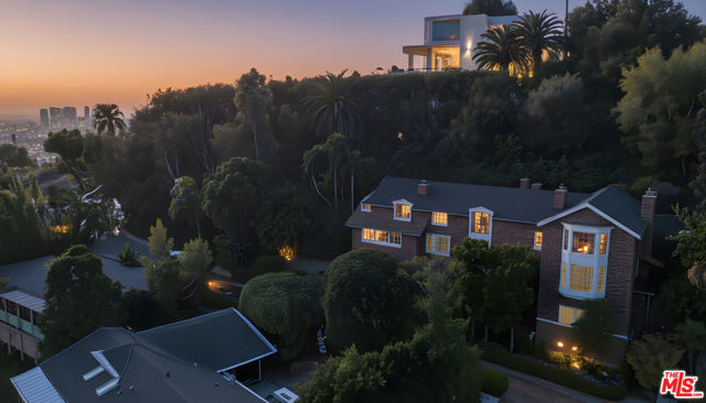 9315 Beverly Crest Drive, Beverly Hills CA: https://media.crmls.org/mediaz/a71b92de-b16e-4ab6-84df-2ebe6005e057.jpg