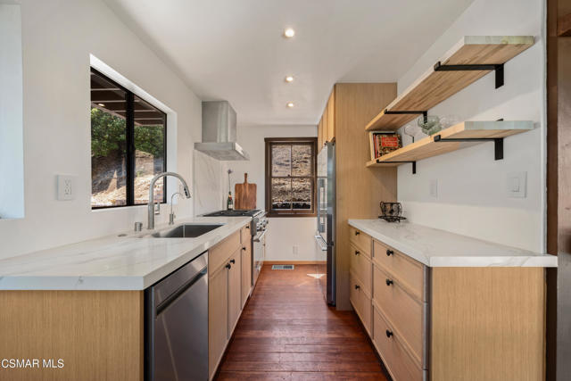 141 Lake Sherwood Drive, Lake Sherwood CA: https://media.crmls.org/mediaz/a71c11ee-3738-4a9b-9858-bc133965d828.jpg