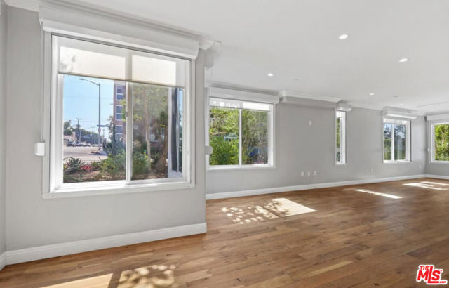 1283 Havenhurst Drive, West Hollywood CA: https://media.crmls.org/mediaz/a71ccb63-5a33-4638-9107-1268c49b604a.jpg