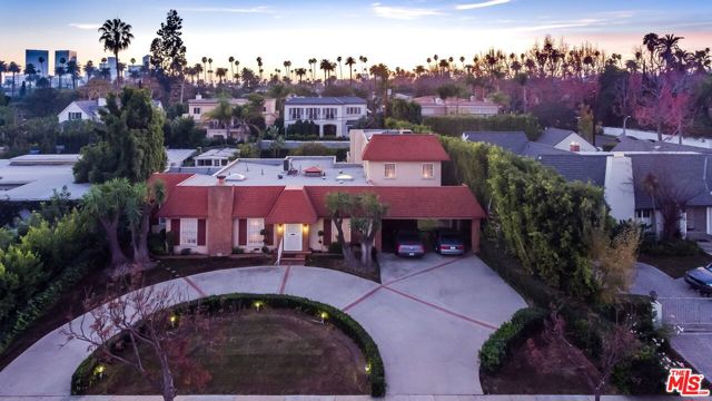 525 N Rexford Drive, Beverly Hills CA: https://media.crmls.org/mediaz/a71cf05b-4117-4ca3-b080-9f4088bec567.jpg