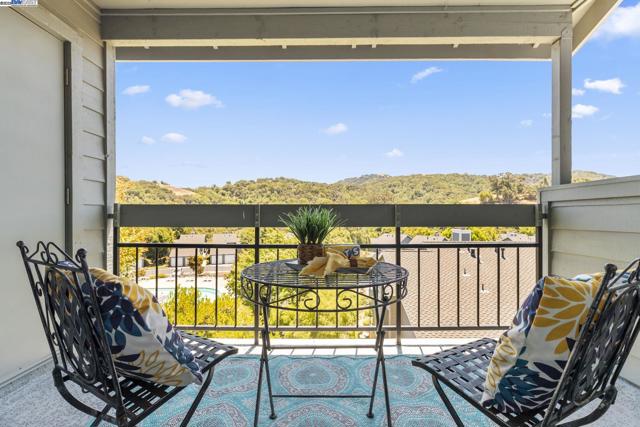 7710 Canyon Meadow Cir, Pleasanton CA: https://media.crmls.org/mediaz/a71e78a3-861f-44be-8ee0-d81b23252054.jpg