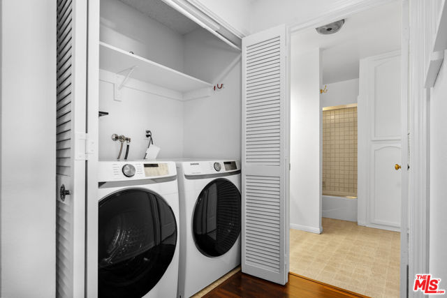 11982 Kiowa Avenue, Los Angeles CA: https://media.crmls.org/mediaz/a71f1ea6-16cf-4953-bf18-93fc3cf34bef.jpg