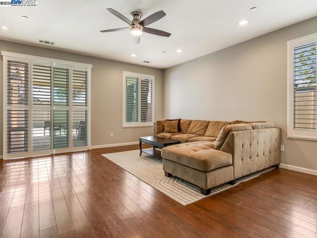 1178 Tropicana Ln, Brentwood CA: https://media.crmls.org/mediaz/a71f65f5-e390-4ba0-bcf6-cc05bb3630e6.jpg
