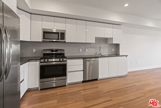 518 N Gramercy Place, Los Angeles CA: https://media.crmls.org/mediaz/a71fc1b9-07fa-4959-bd03-852842c22394.jpg