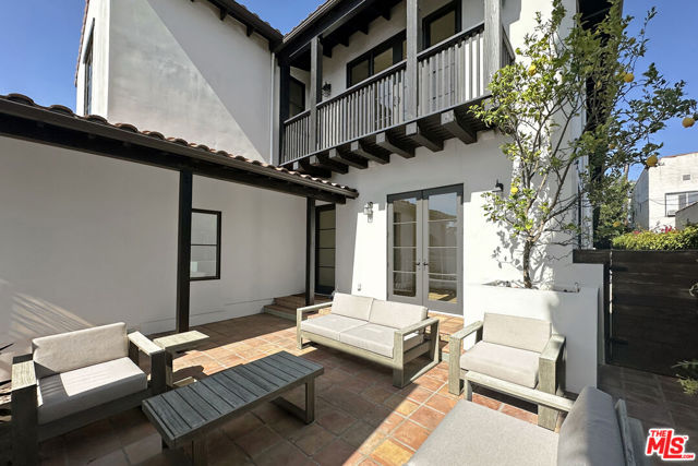 530 N Alta Vista Boulevard, Los Angeles CA: https://media.crmls.org/mediaz/a7200878-771d-435f-9da5-6167dbb099e8.jpg
