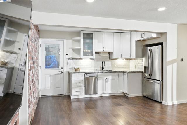 2740 Mohawk Cir, San Ramon CA: https://media.crmls.org/mediaz/a720771c-a492-47f9-b3dc-f41d5f0f98b3.jpg