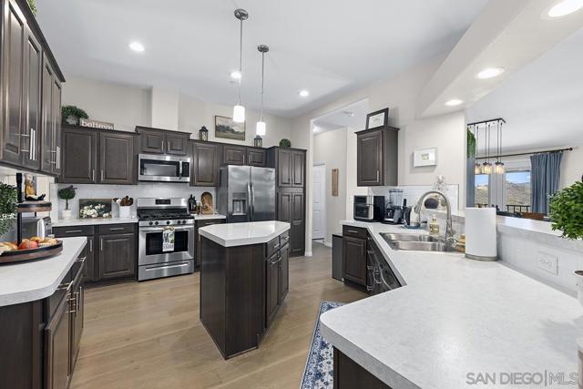4027 Sumac Summit, Fallbrook CA: https://media.crmls.org/mediaz/a7214461-67c4-4e71-b79d-4fd63806a525.jpg