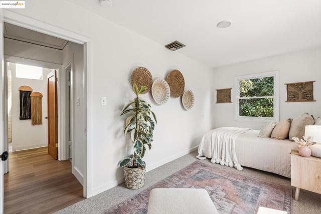 3176 Jordan Rd, Oakland CA: https://media.crmls.org/mediaz/a721e018-1847-4837-b781-d1a0d20fc0be.jpg